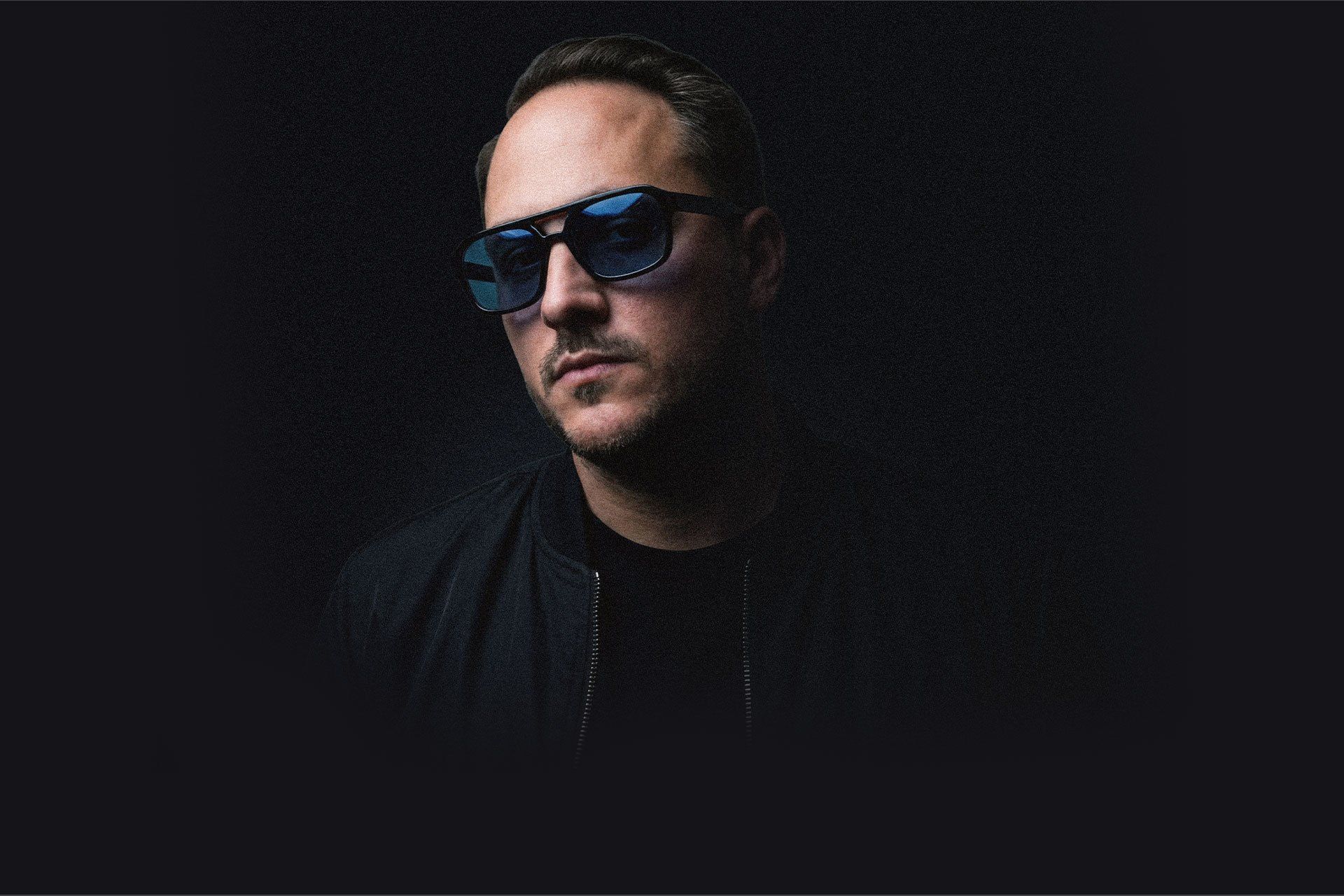 Freischwimmer — Frankfurter DJ und Produzent in dunkler Bühnenstimmung